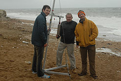 Karl Atkinson, John Zarnecki and Quentin Cooper preparing a drop-test of the Titan penetrometer on Chesil Beach