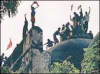 1992 میں بابری مسجد پر ہندو انتہا پسندوں کا قبضہ