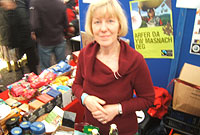Liz Perkins gyda'i stondin Masnach Deg yng Ngŵyl Fwyd Conwy