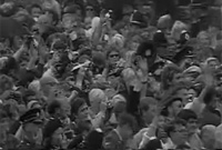 Pobl ar strydoedd Caernarfon ar ddiwrnod yr arwisgiad.