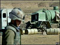 Irak'ta silah tesisi olduğundan şüphelenilen bir alanda görev yapan Amerikan askeri