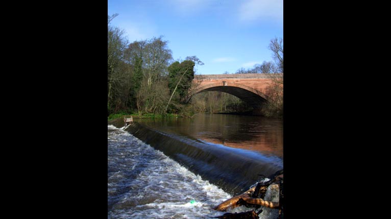 Abhainn Kelvin agus Drochaid na Bànrigh Mairead an Glaschu