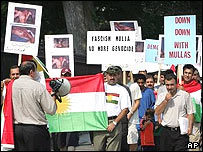 روز پنجشنبه کردهای معترض در مقابل کاخ سفيد در واشنگتن نيز تظاهرات کردند