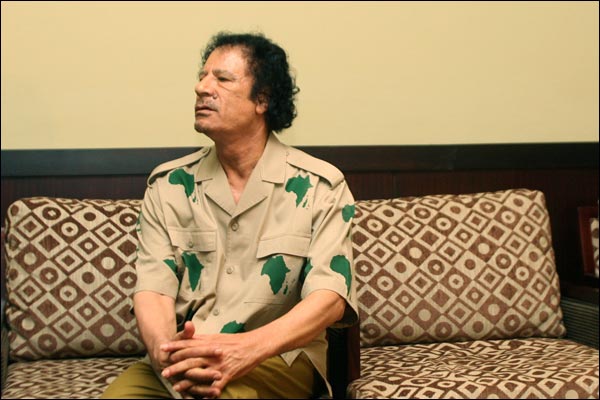 Đại tá Gaddafi từng xưng là 'vua châu Phi' mặc áo có in hình châu Phi màu xanh 