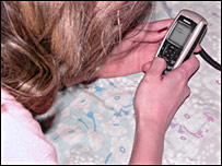 دختری در حال دیدن فیلم روی موبایلش (عکس از راحله عسگر زاده) 