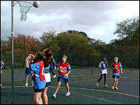 参与无挡板篮球的学生