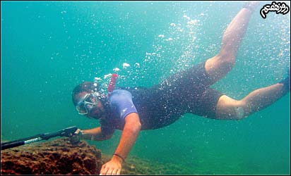 پدرام درخشانی در جزیره کیش زندگی می کند و شغل دومش آموزش غواسی است.