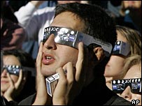 گرہن کا نظارہ کرتے ہوئے