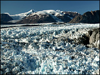 A geleira Kangerdlugssuaq tem sete quilômetros de largura, 30 quilômetros de comprimento e um quilômetro de profundidade