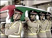 Mısırlı askerler ve Arafat'ın tabutu
