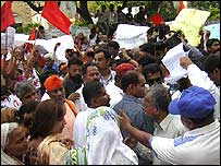 مندر گرانے پر لوگوں کا مظاہرہ