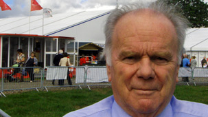 Gwilym Owen ar y maes