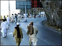 سوات سے محفوظ مقام پر جاتے ہوئے لوگ