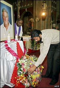  انضمام الحق باب وولمر کی تصویر کے پاس گلدستہ رکھ رہے ہیں