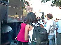 Brasileiros deixam o Vale do Bekaa, no Líbano, em agosto de 2006 (foto: Paulo Cabral)