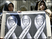 دختر ترک با پوستر در اعتراض به ممنوعیت حجاب