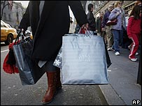 Mấy tháng gần đây, dân Anh đổ xô sang Mỹ mua sắm do đồng bảng tăng giá so với đồng đô la