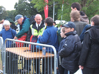 Swyddog diogelwch yn edrych drwy fagiau