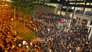 香港抗议推行国教科的场面