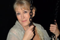 Sharon Morgan yn ei drama 'Holl Liwiau'r Enfys'