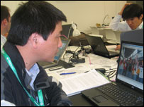 自平在新闻中心工作中