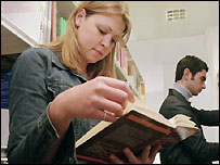 大学生在图书馆中