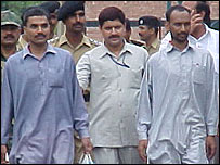 رہائی پانے والے فوجی سرحد پار کرکے بھارت میں داخل ہو رہے ہیں