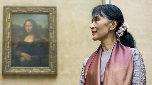 Bà Suu Kyi trong chuyến thăm Bảo tàng Louvre ở Paris