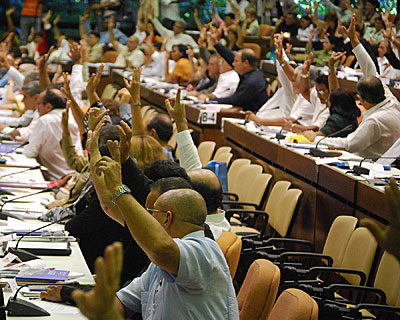 Votación en la Asamblea Nacional del Poder Popular (parlamento cubano). Foto Raquel Pérez