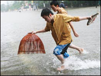 Bắt cá trên đường Huỳnh Thúc Kháng, Hà Nội, ảnh VietNamNet