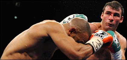 Roedd Joe Calzaghe yn feistr corn ar Roy Jones Jr yn Efrog Newydd