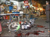 Moto destruída por explosão em Bangcoc