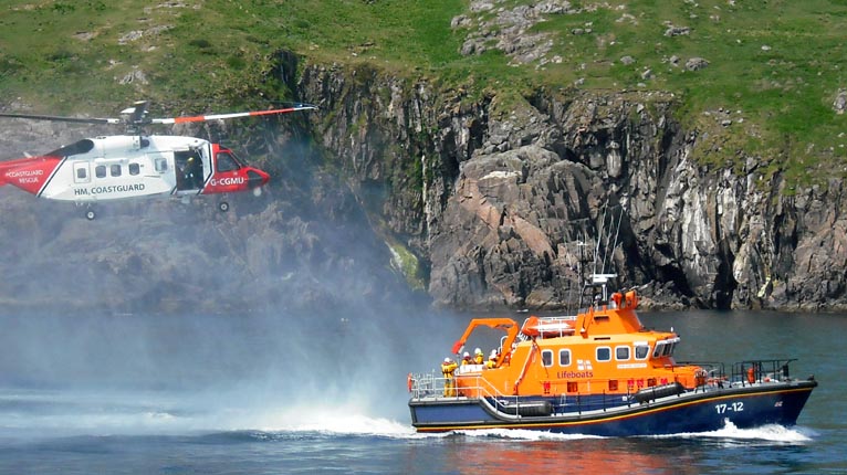 Heileacoptair Maoir-chladaich Steòrnabhaigh agus Bàta-teasairginn Bharraigh ann an Miughalaigh