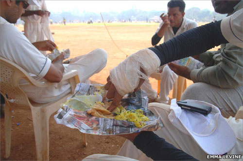 Cricket players eat lunch