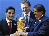 Членови на катарскиот тим за кандидатура за СП слават со трофејот