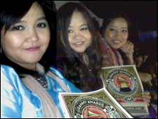 2010 Grammy ပွဲတက်ရောက်တဲ့ မီးမီးခဲ ၊ ကဗျာဘွဲ့မှူးနဲ့ ဆုန်သင်းပါ