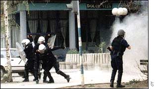 Gjatë një përplasjeje të policisë së UNMIK-ut me serbët në veri të qytetit