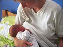 مادر درحال تغذيه نوزاد با سينه