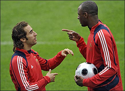 Flamini and Vieira chat during training