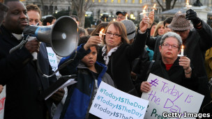 約200人聚集在白宮外舉行燭光集會