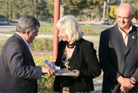 Cyflwyno llun i Lywodraethwr Chubut, Mario Das Neves