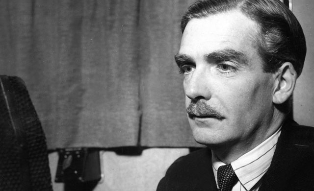 Labour politician Aneurin (Nye) Bevan addresses crowds in Trafalgar Square during a rally protesting against the British government's action in the Suez Crisis. (Photo: Frank Pocklington/Picture Post/Getty Images)