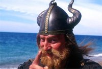 Dyn wedi ei wisgo fel Llychlynwr