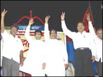 راج ٹھاکرے نے کہا ہے کہ وہ دیکھیں گے کہ ٹرین دھماکوں کے مشتبہ افراد کا مقدمہ کون وکیل لڑتا ہے۔