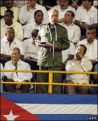 فيدل کاسترو در حال سخنرانی برای فارغ التحصيلان پزشکی