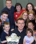 Islwyn Evans, arweinydd c&ocirc;r Cywair gyda rhai aelodau ar &ocirc;l ennill cystadleuaeth c&ocirc;r cymysg a chwpan y Cymro