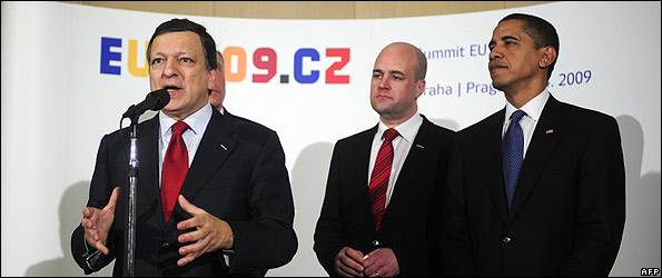 European Commission President Jose Manuel Barroso, Swedish Prime Minister Fredrik Reinfeldt and US President Barack Obama hold a press conference in Prague, 5 Apr 09