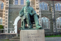 Cofgolofn i Lewis Edwards yn y Bala