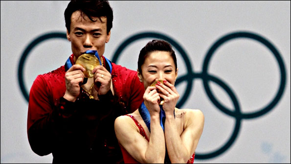 Shen Xue and Zhao Hongbo with their gold medals