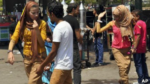 Мужчины мешают женщинам пройти